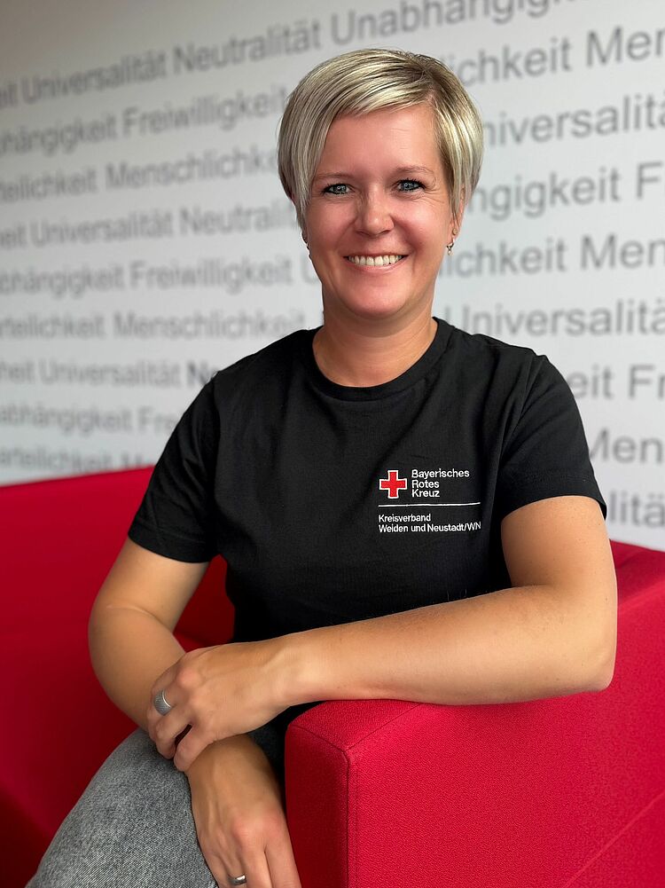 Zeigt Mitarbeitenden mit BRK Oberteil