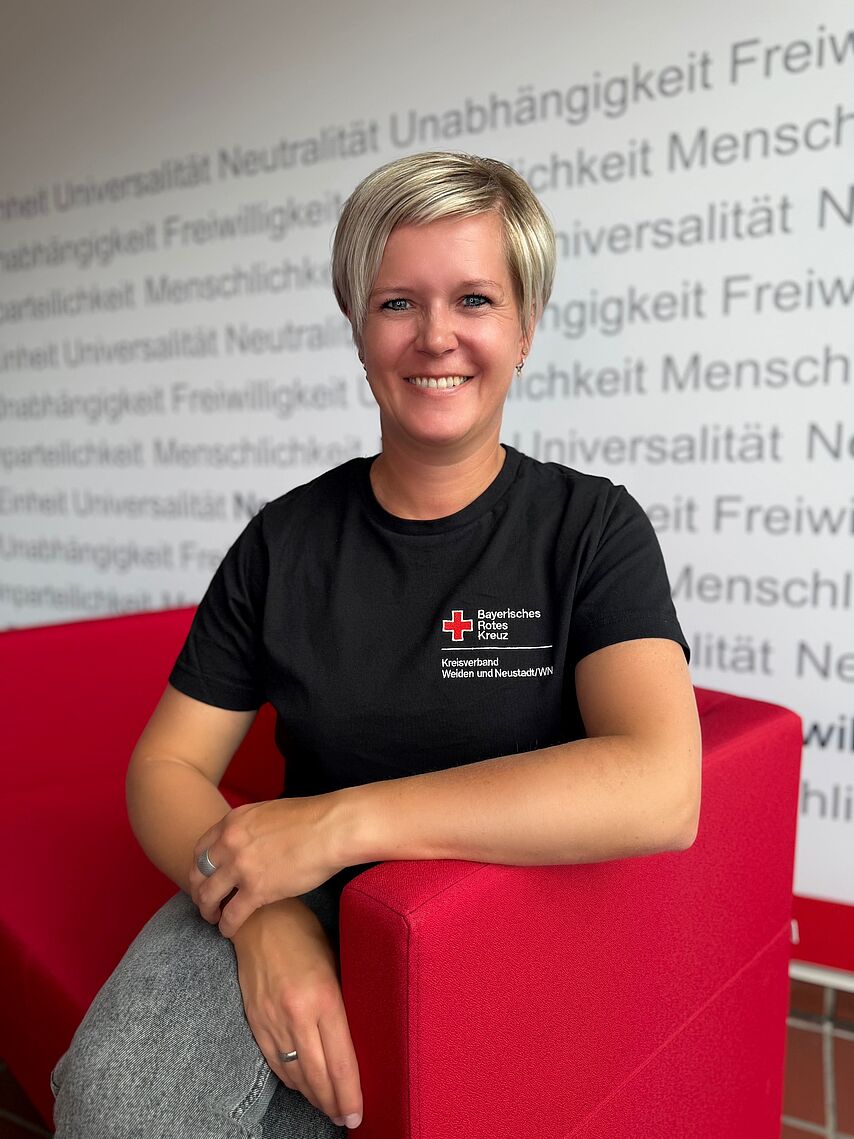 Zeigt Mitarbeitenden mit BRK Oberteil