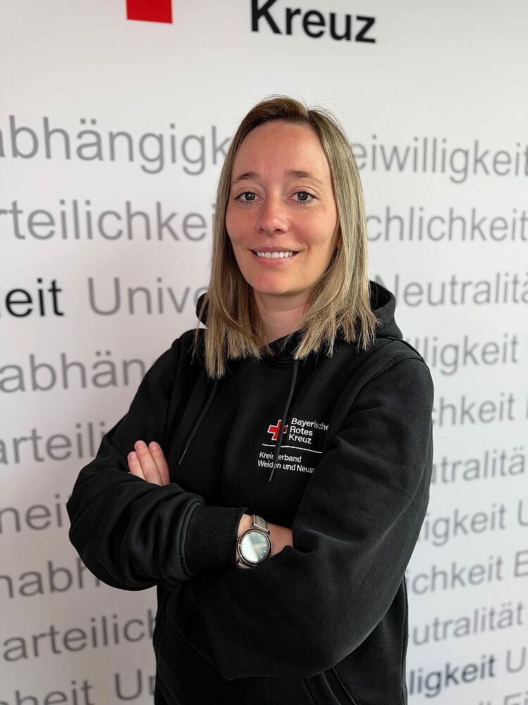 Portrait_Schmidt_Angelina Zeigt Mitarbeitenden mit BRK Oberteil