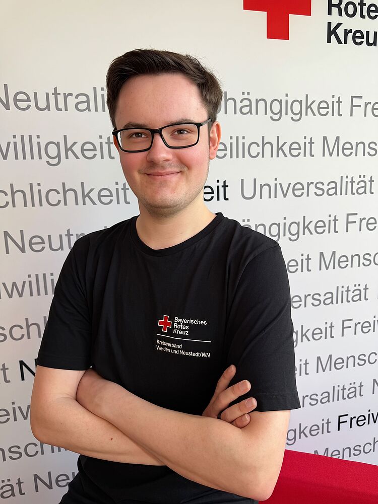Portrait_Preisinger_Rene Zeigt Mitarbeitenden mit BRK Oberteil