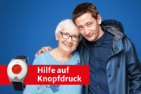 Junger Mann rechts im Bild hält eine ältere Dame um Arm, im Vordergrund roter Balken mit Text "Hilfe auf Knopfdruck"