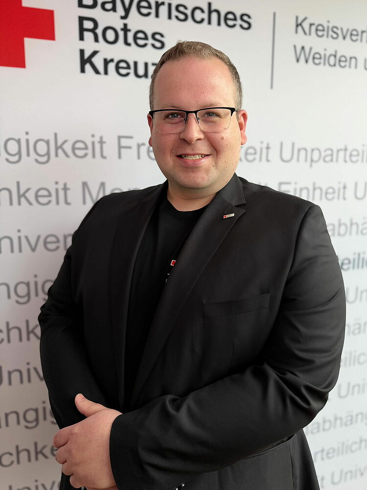 Zeigt Mitarbeitenden mit BRK Oberteil