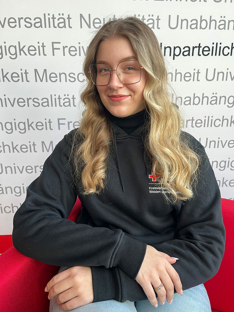 Zeigt Mitarbeitenden mit BRK Oberteil