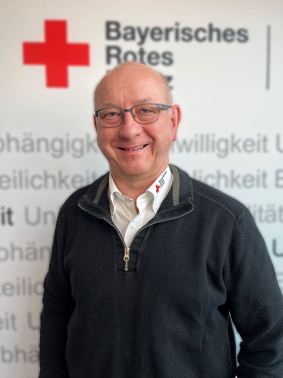 Zeigt Mitarbeitenden mit BRK Oberteil