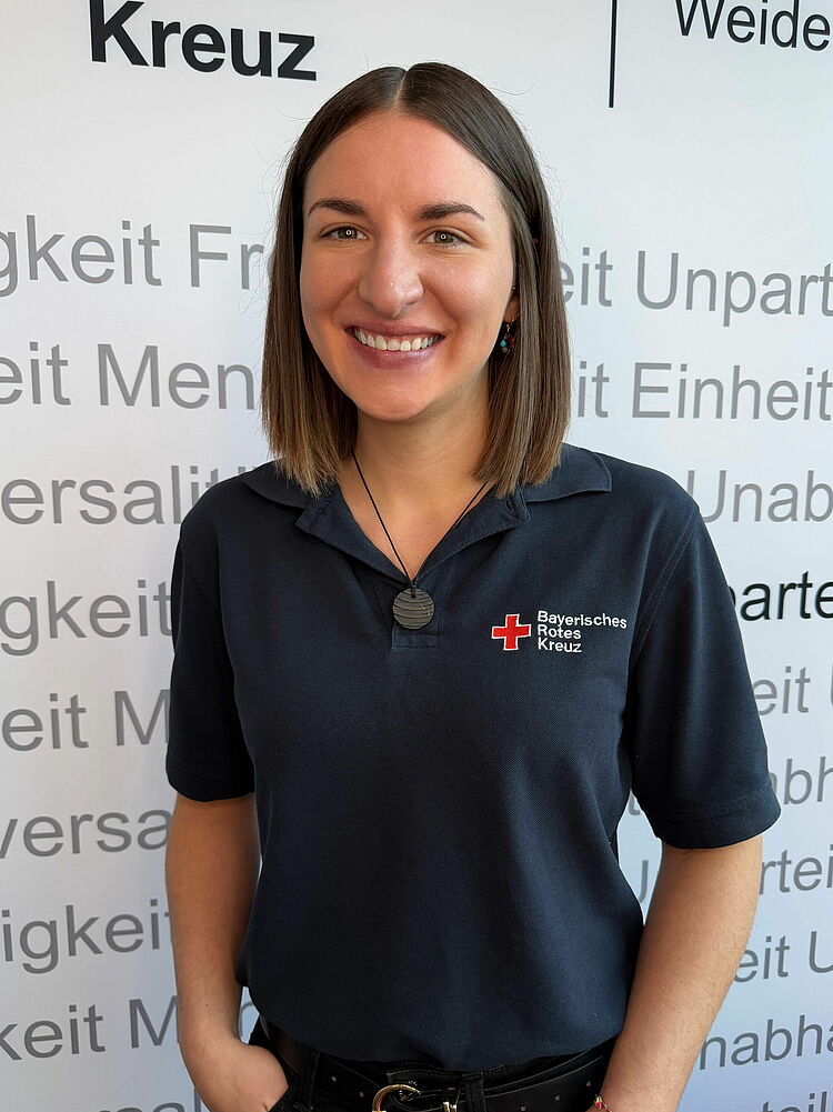 Zeigt Mitarbeitenden mit BRK Oberteil