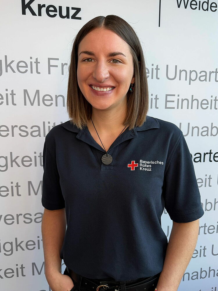 Zeigt Mitarbeitenden mit BRK Oberteil