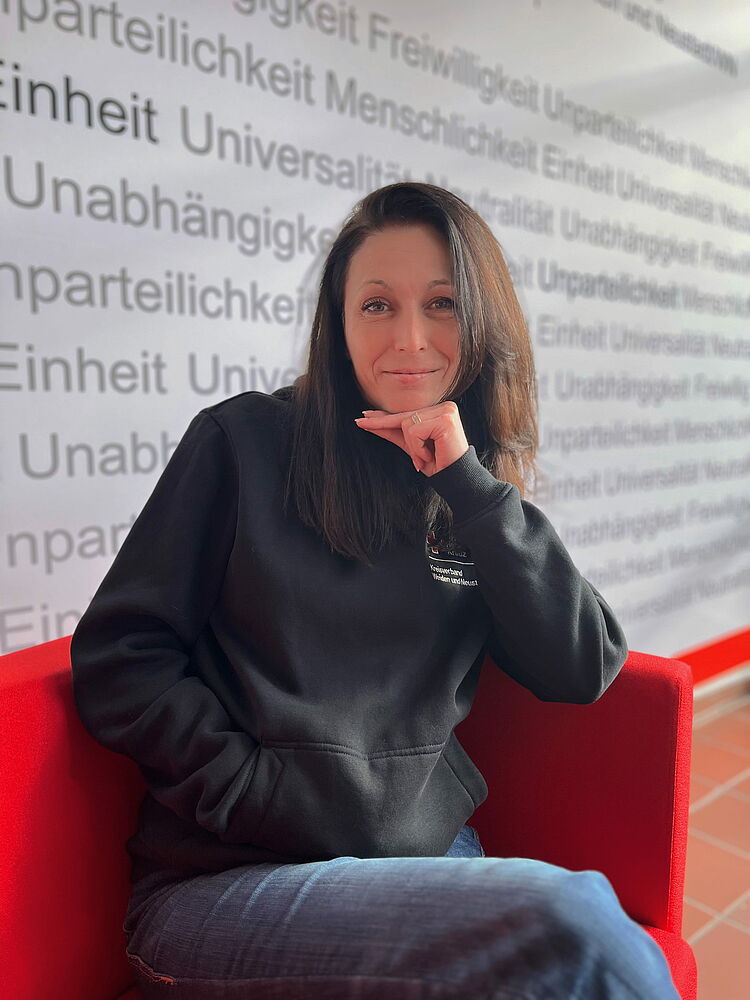 Portrait_Wagner_Alexandra Zeigt Mitarbeitenden mit BRK Oberteil