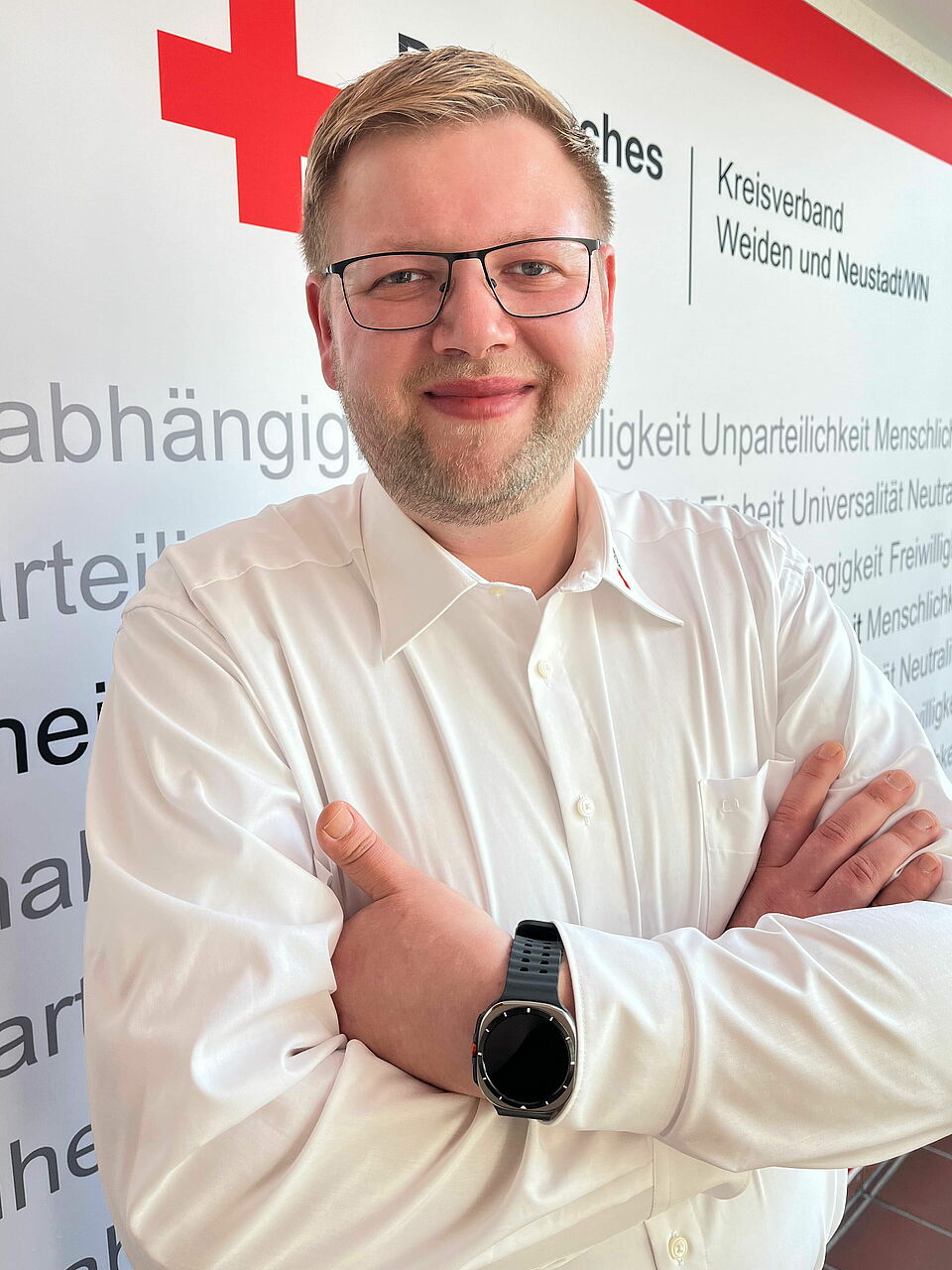 Zeigt Mitarbeitenden mit BRK Oberteil