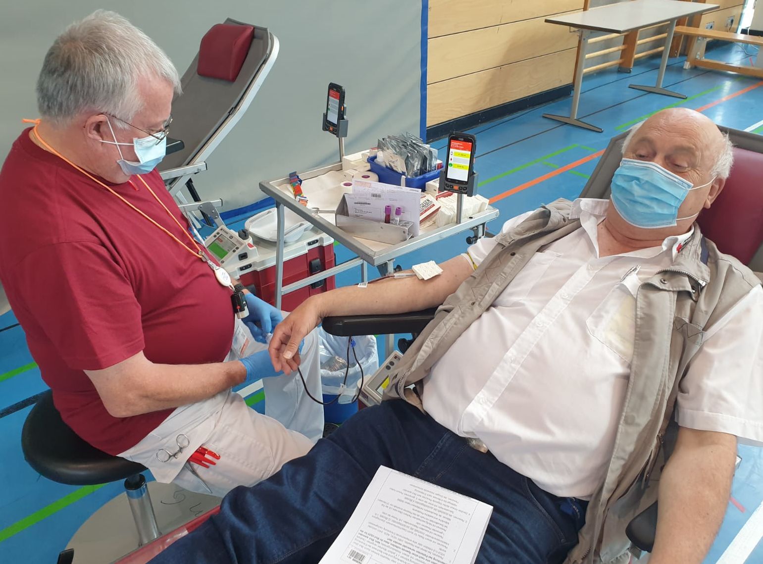 Blutspende eines ehrenamtlichen BRK-Mitglieds