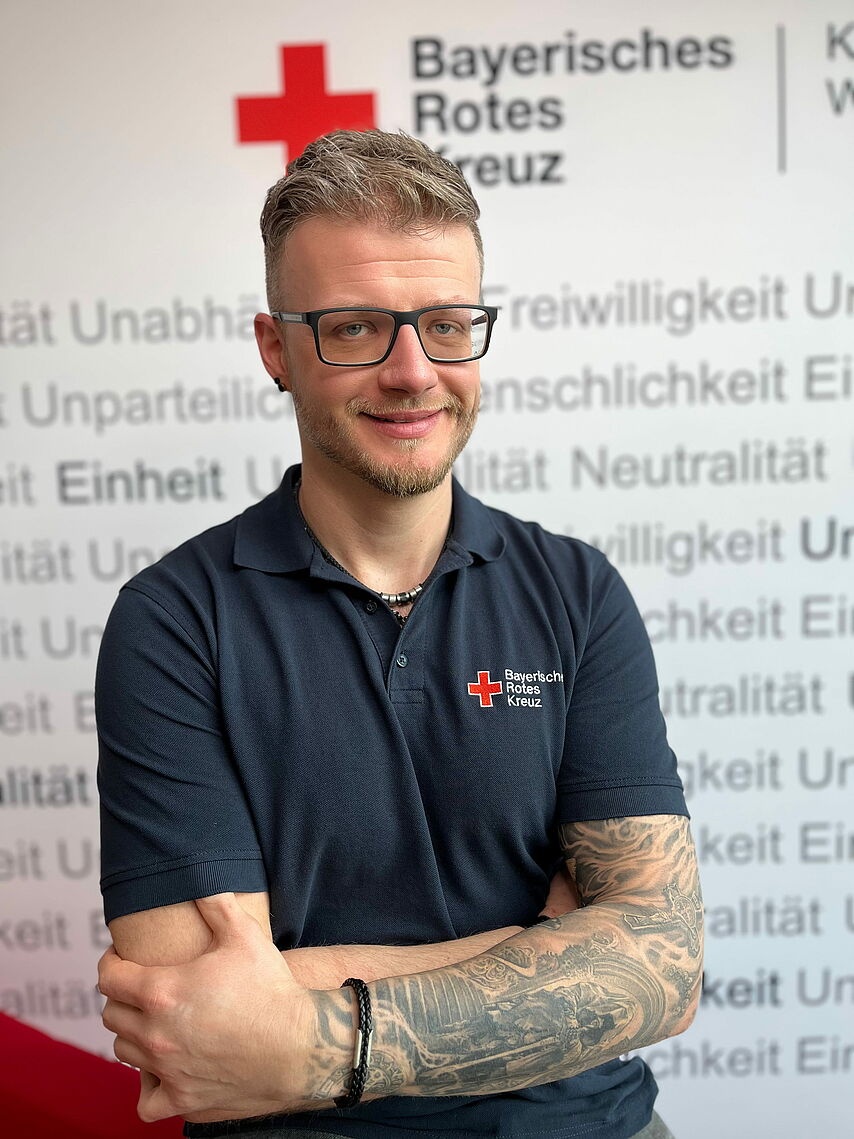 Portrait_Hörl_Martin Zeigt Mitarbeitenden mit BRK Oberteil