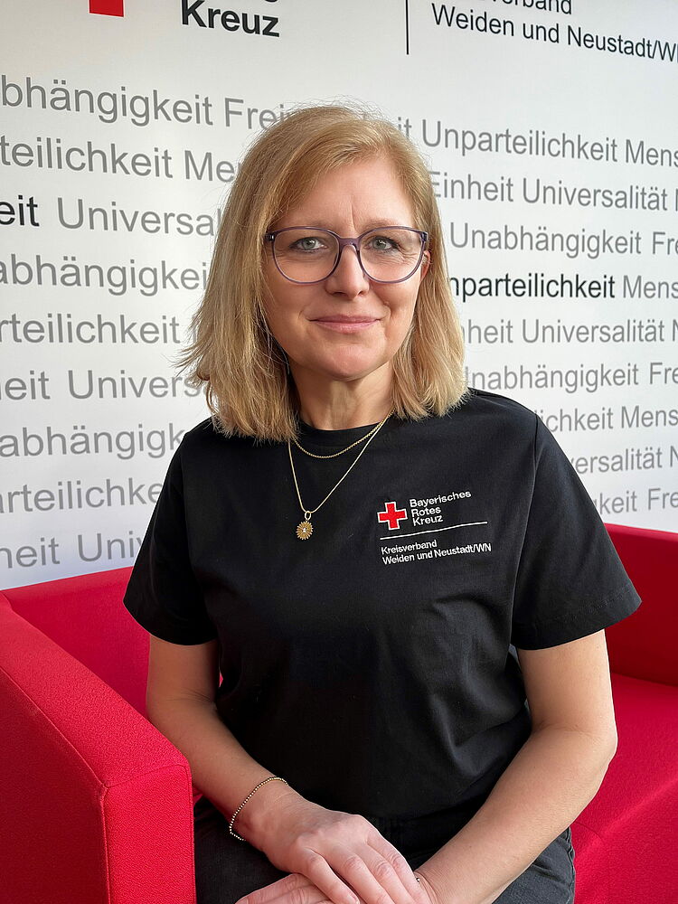 Portrait_Janker_Alexandra Zeigt Mitarbeitenden mit BRK Oberteil