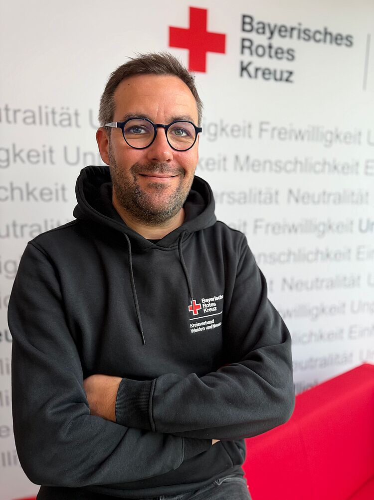 Zeigt Mitarbeitenden mit BRK Oberteil