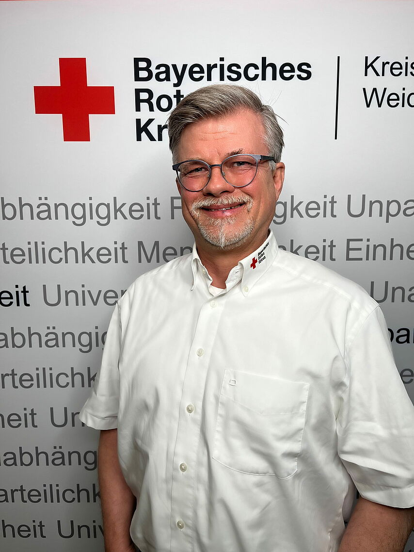 Zeigt Mitarbeitenden mit BRK Oberteil