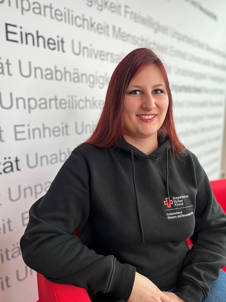Portrait_Dietl_Franziska Zeigt Mitarbeitenden mit BRK Oberteil