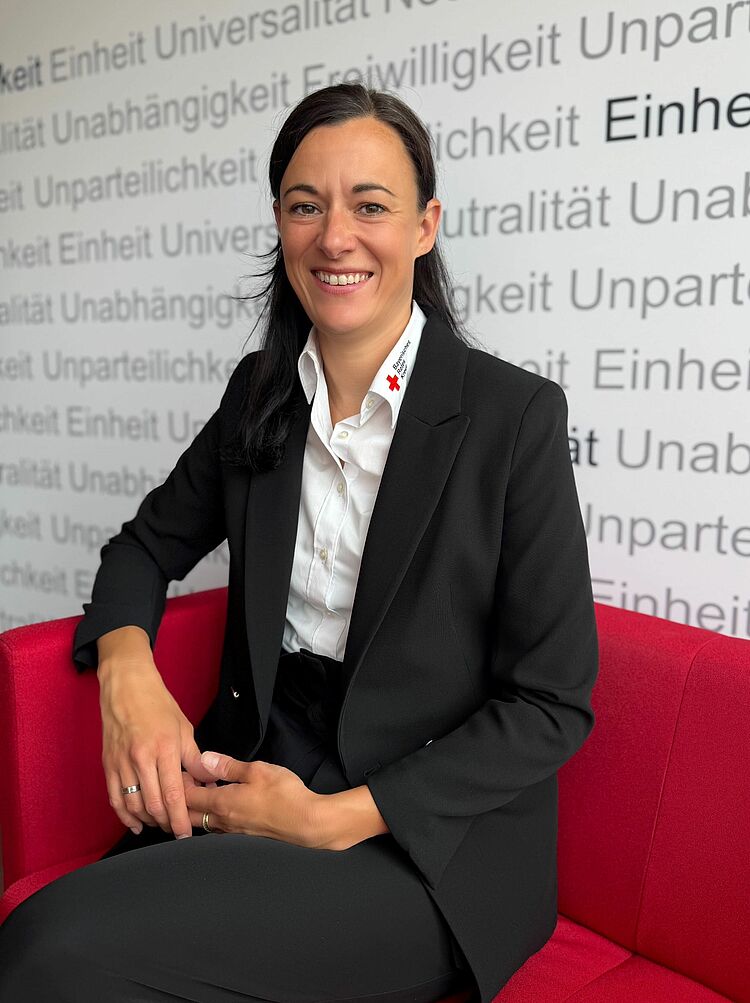 Zeigt Mitarbeitenden mit BRK Oberteil
