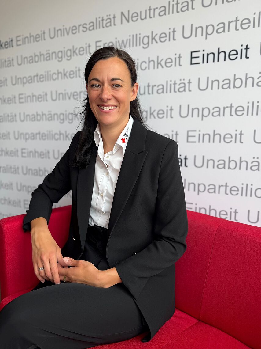 Portrait_Roder_Nicole Zeigt Mitarbeitenden mit BRK Oberteil