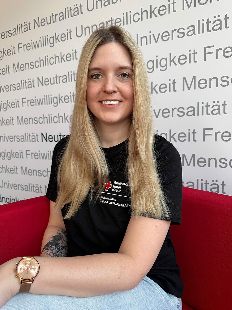 Portrait_Gorisch_Tanja Zeigt Mitarbeitenden mit BRK Oberteil