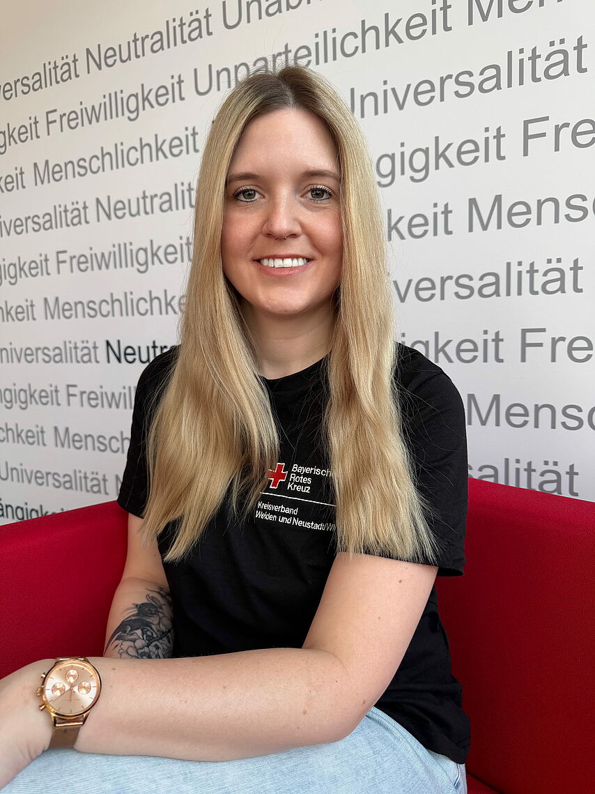 Zeigt Mitarbeitenden mit BRK Oberteil
