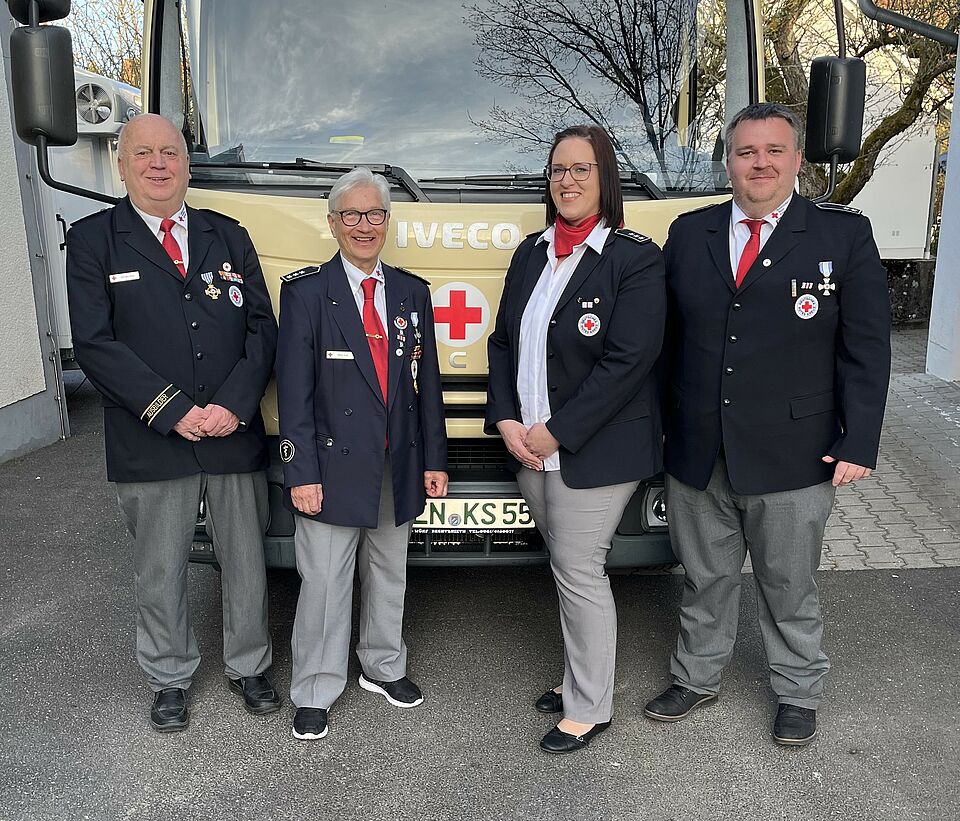 Neue Bereitschaftsleiter der Bereitschaft Weiden, von links stehend vor dem BRK Fahrzeug, Mann, Frau, Frau, Mann