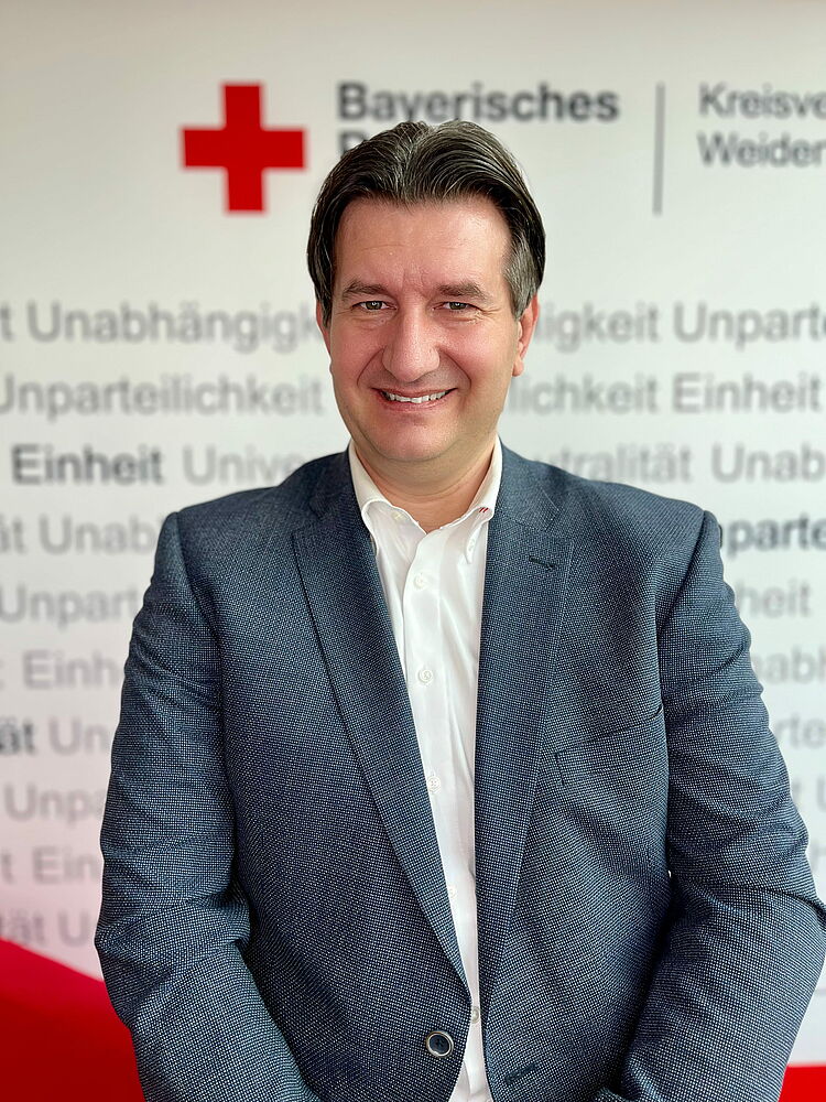 Zeigt Mitarbeitenden mit BRK Oberteil