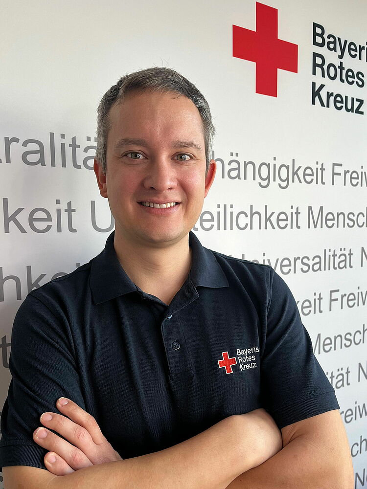 Portrait_Rauch_Thomas Zeigt Mitarbeitenden mit BRK Oberteil
