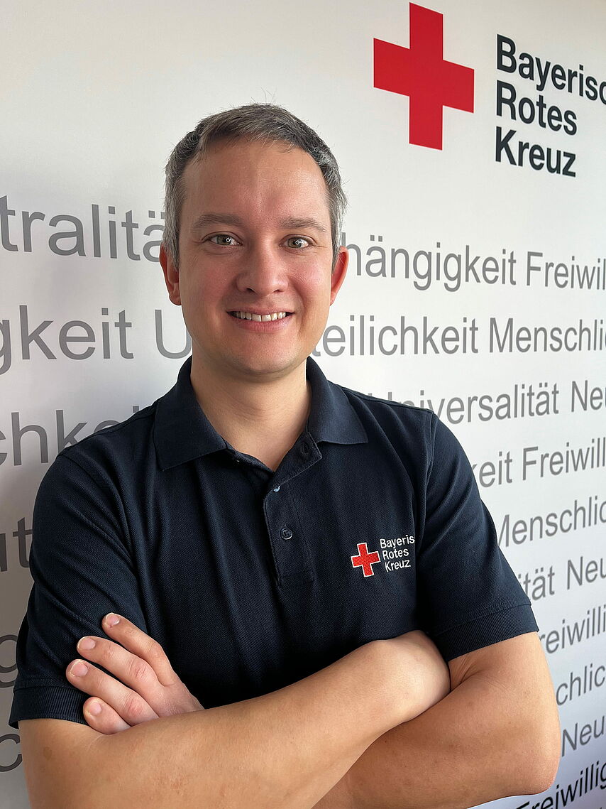 Portrait_Rauch_Thomas Zeigt Mitarbeitenden mit BRK Oberteil