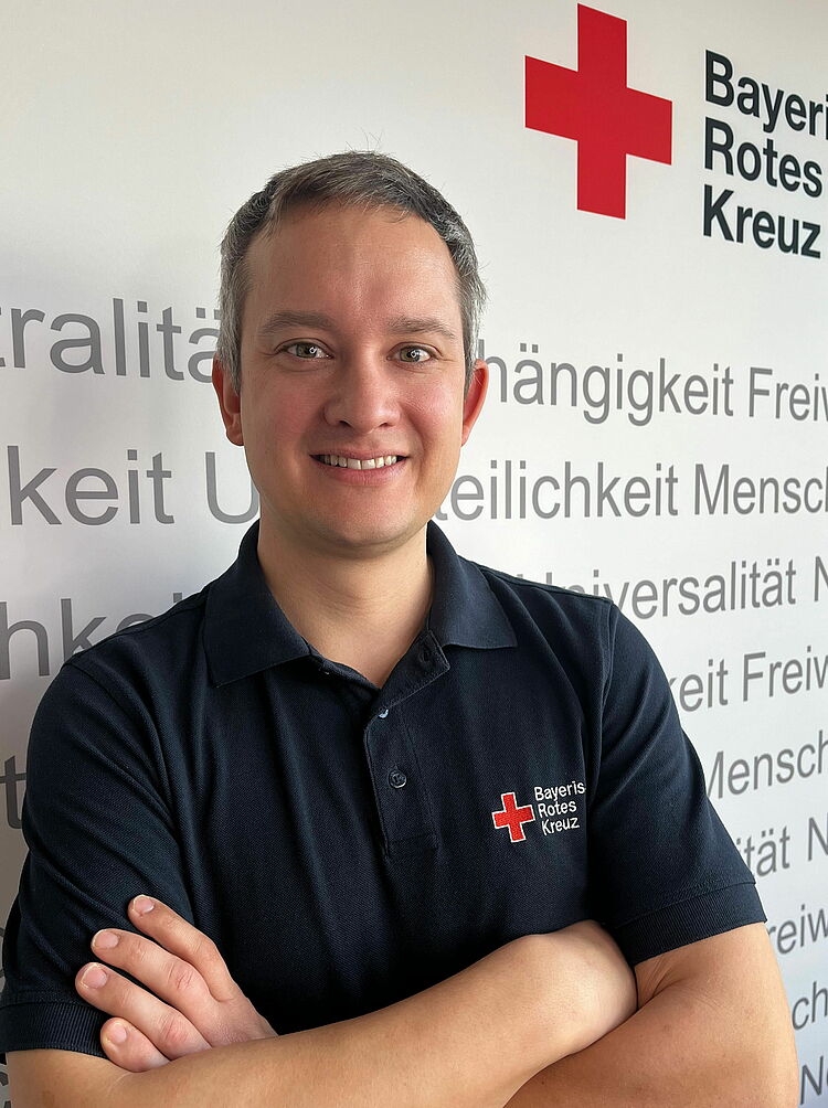 Portrait_Rauch_Thomas Zeigt Mitarbeitenden mit BRK Oberteil