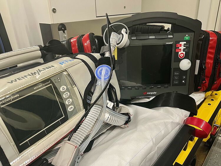 Beatmungsgerät und Defibrillator liegend auf der Patiententrage