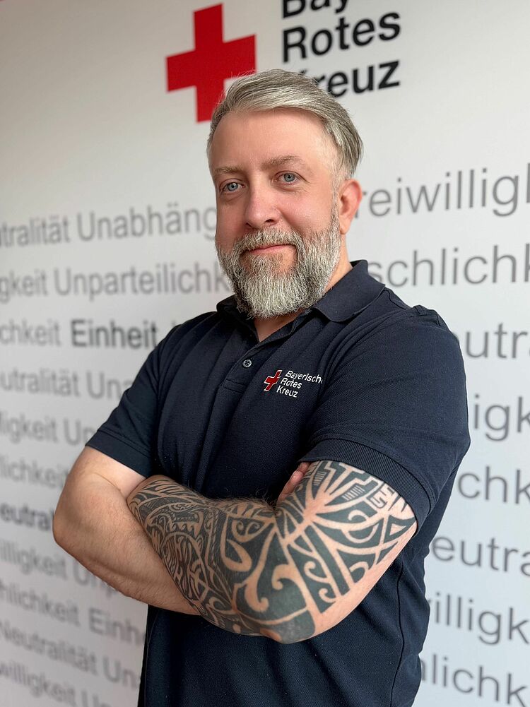 Zeigt Mitarbeitenden mit BRK Oberteil