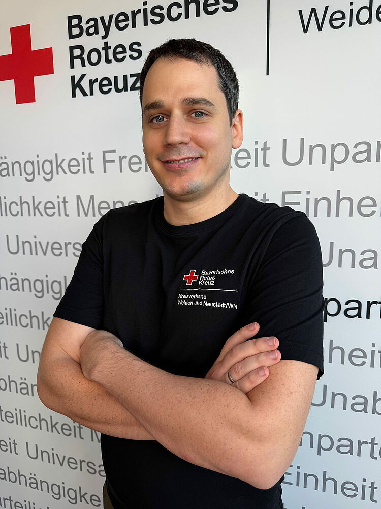 Zeigt Mitarbeitenden mit BRK Oberteil