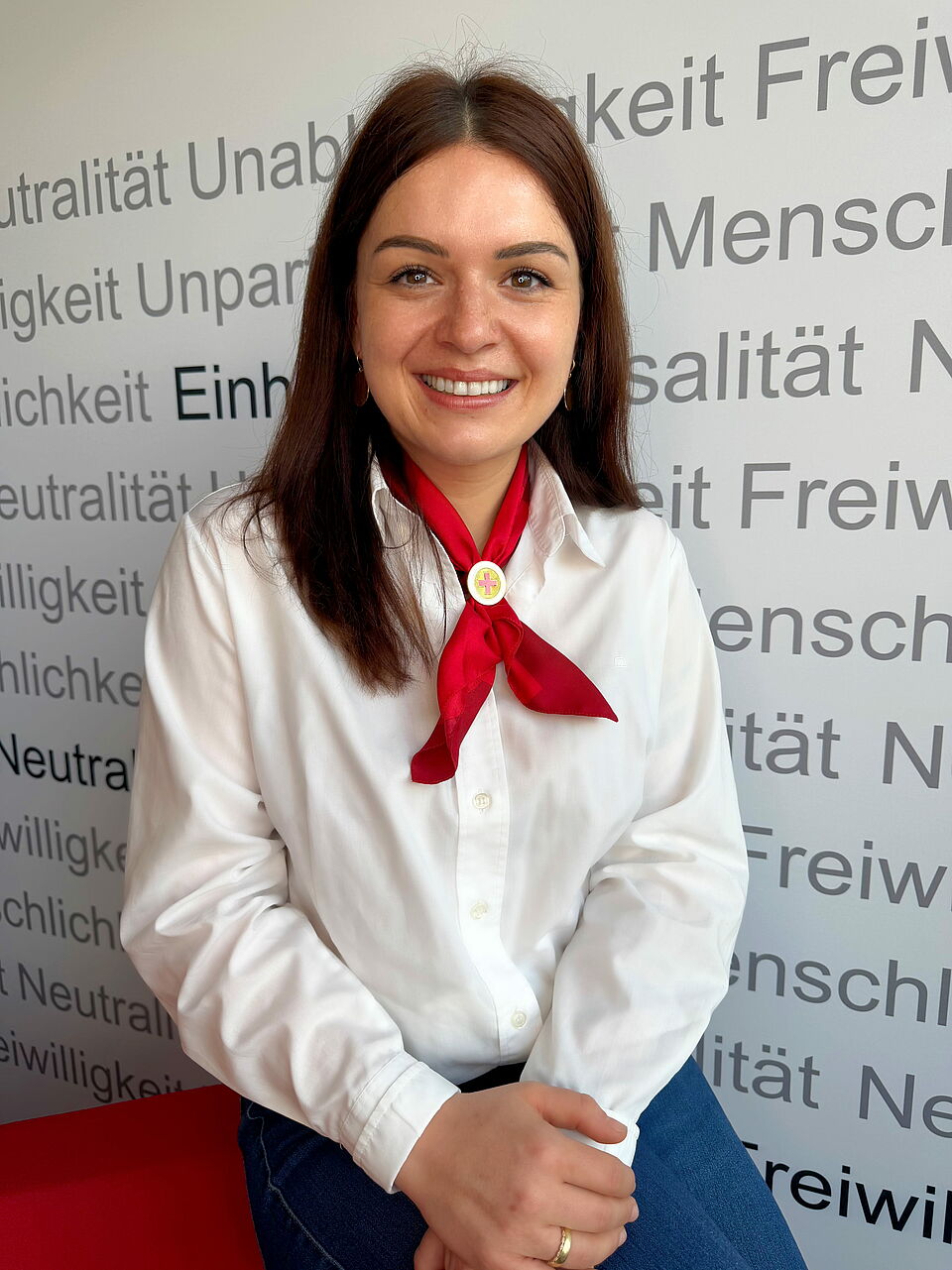 Zeigt Mitarbeitenden mit BRK Oberteil