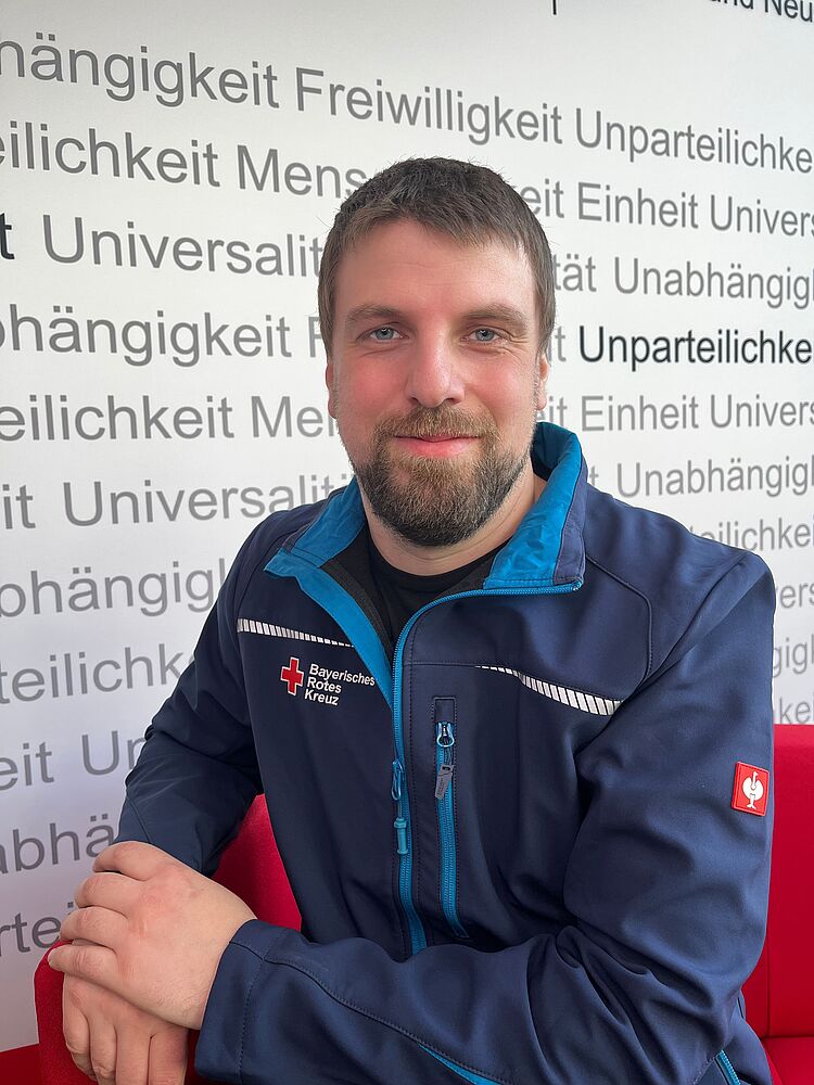 Zeigt Mitarbeitenden mit BRK Oberteil