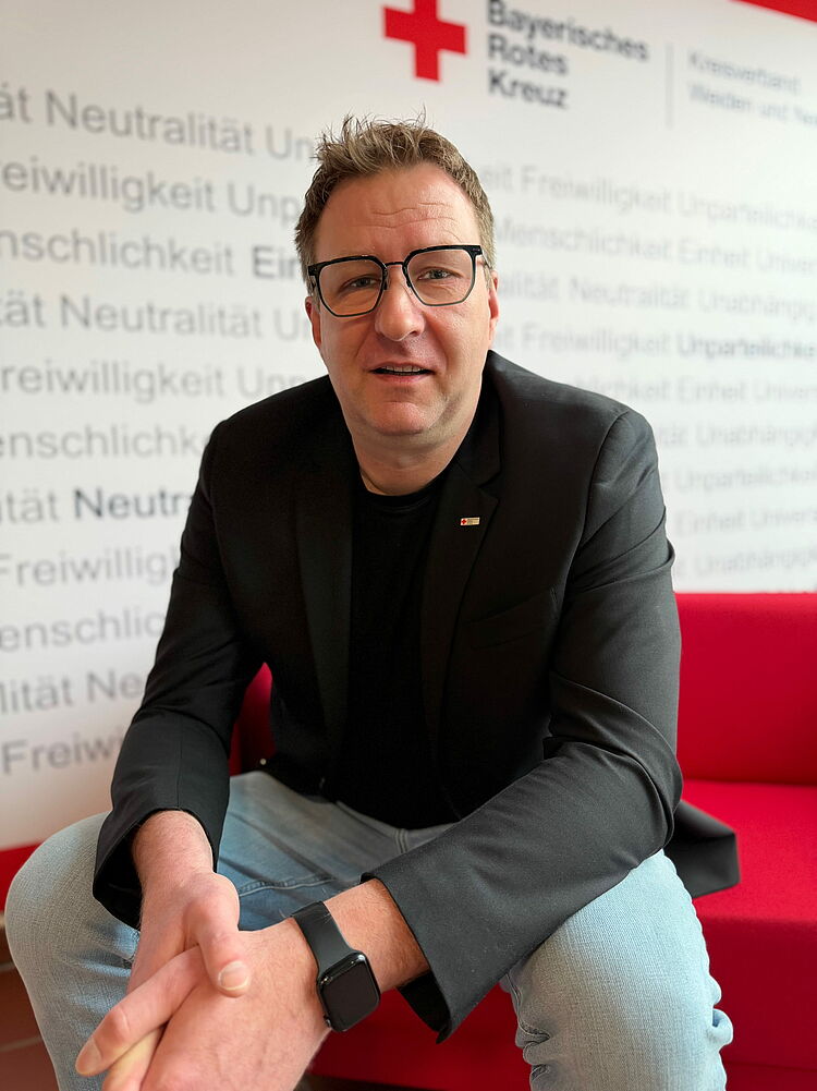 Zeigt Mitarbeitenden mit BRK Oberteil