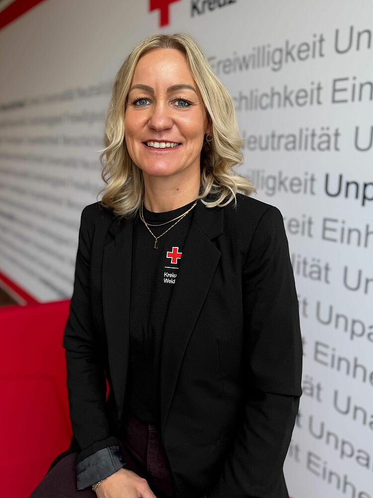 Portrait_Merdan_Katrin Zeigt Mitarbeitenden mit BRK Oberteil