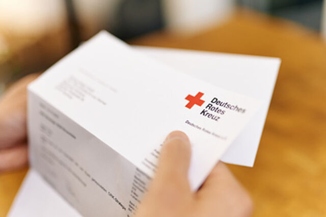 Blatt Papier haltenden in beiden Händen, symbolisierend Preisliste