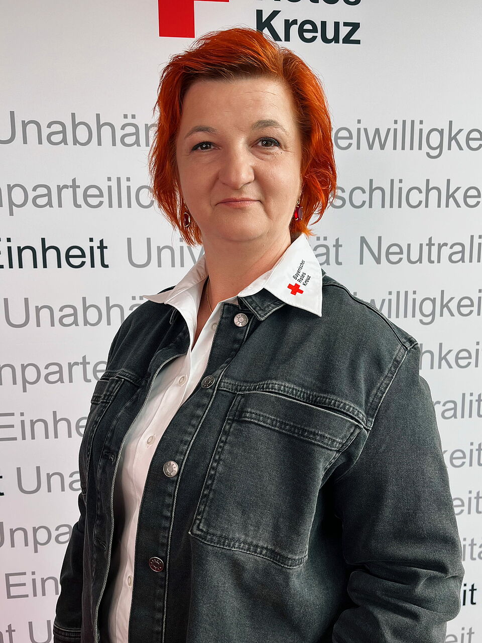 Zeigt Mitarbeitenden mit BRK Oberteil