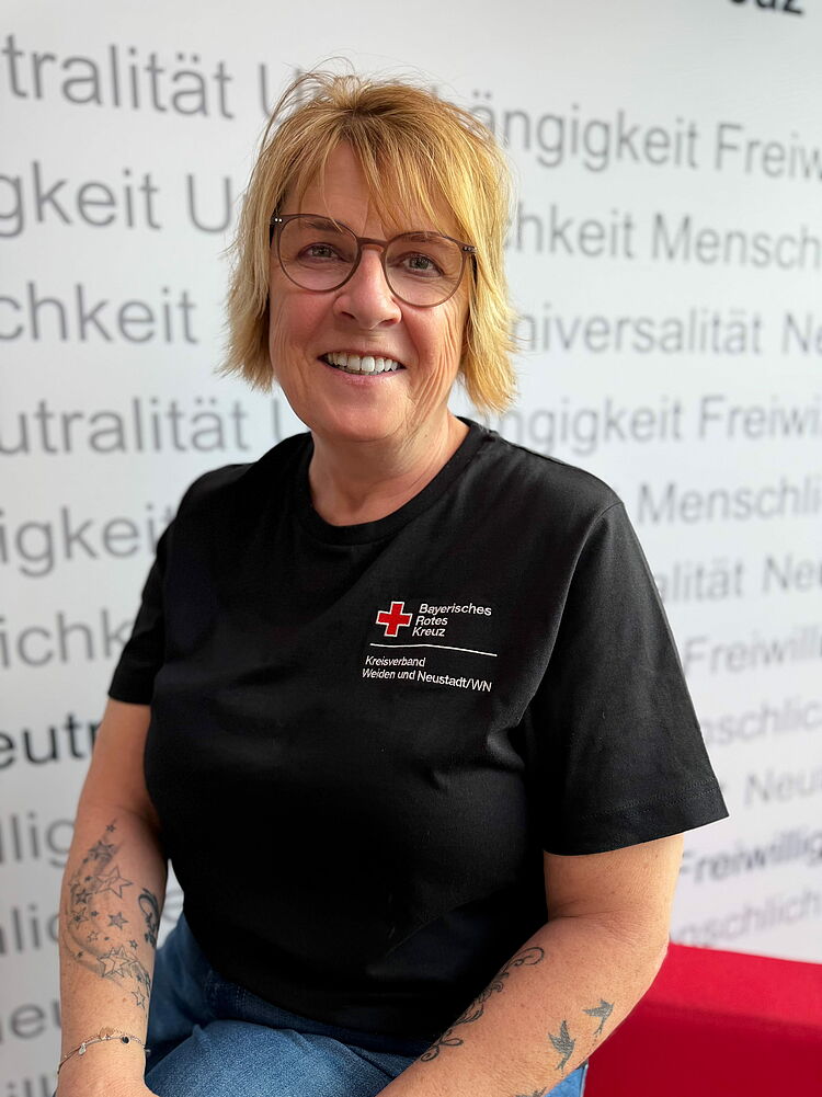 Zeigt Mitarbeitenden mit BRK Oberteil