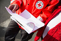 Zwei Mitarbeiter halten ein Klemmbrett in der Hand