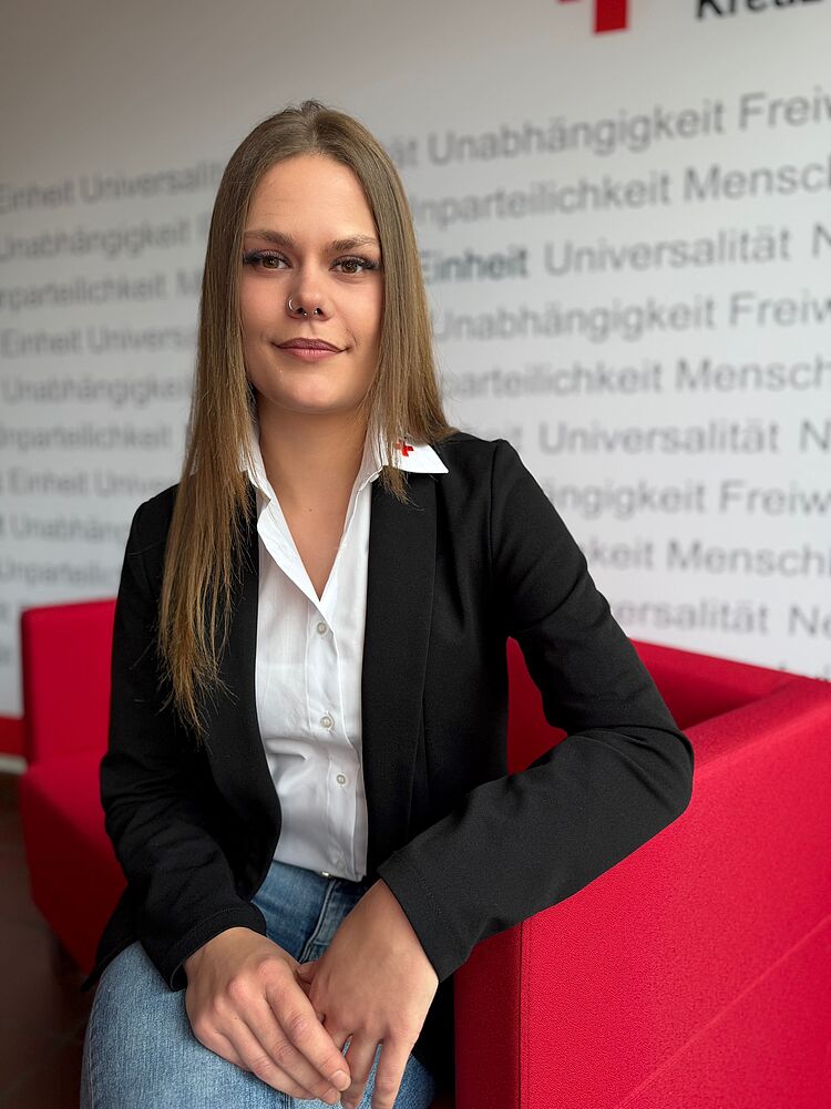 Zeigt Mitarbeitenden mit BRK Oberteil