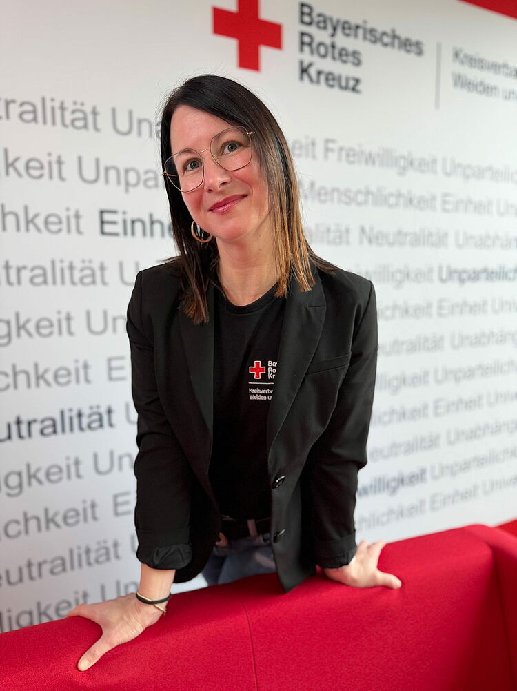 Portrait_Kleierl_Petra Zeigt Mitarbeitenden mit BRK Oberteil