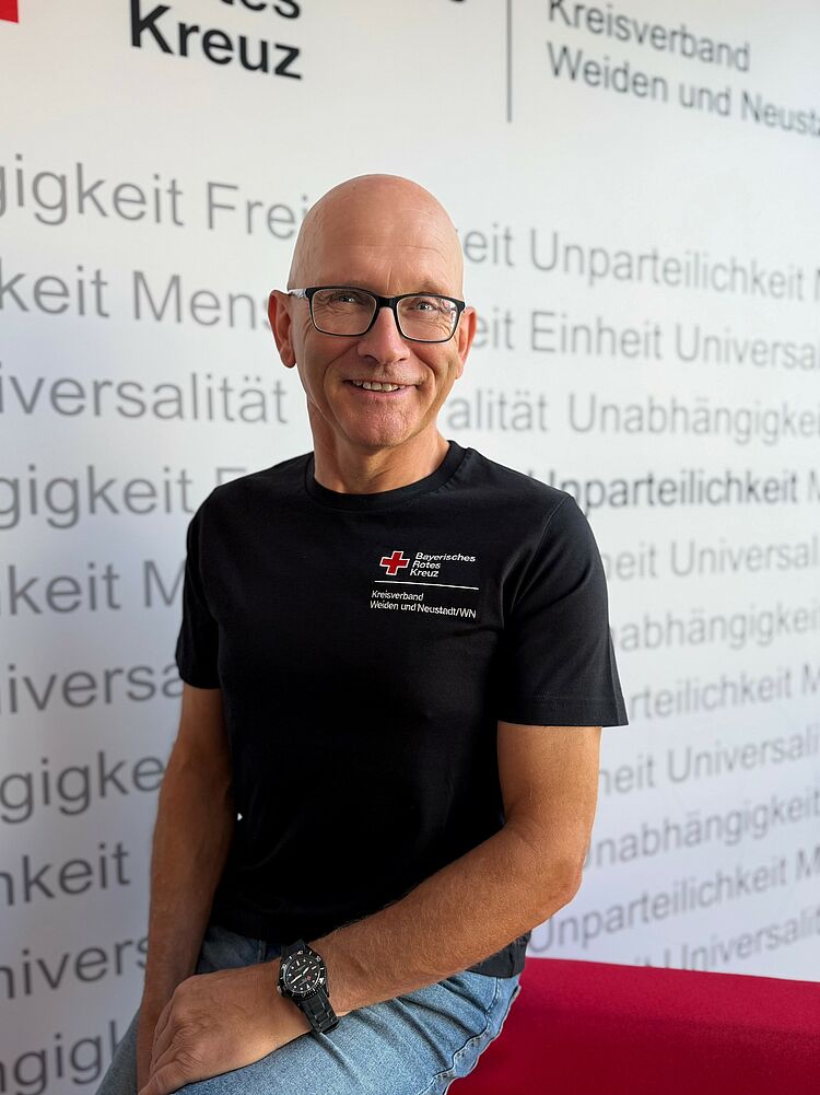 Portrait_Maul_Reinhard Zeigt Mitarbeitenden mit BRK Oberteil