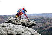 Bergwacht Mitglied steht am Berg und arbeitet mit Seilen