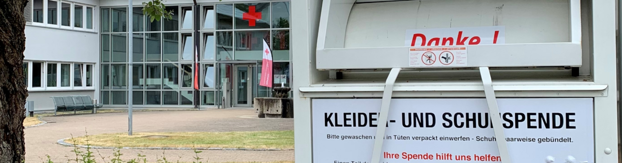 Kleidercontainer stehend vorm BRK Kreisverband Weiden und Neustadt/WN