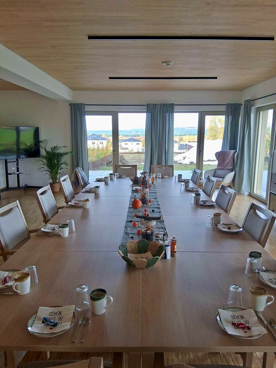 ESB_Tagespflege__Bild_Tisch_3 großer Tisch im Hauptraum der Tagespflege zu sehen, eingedeckt mit Kaffeegeschirr