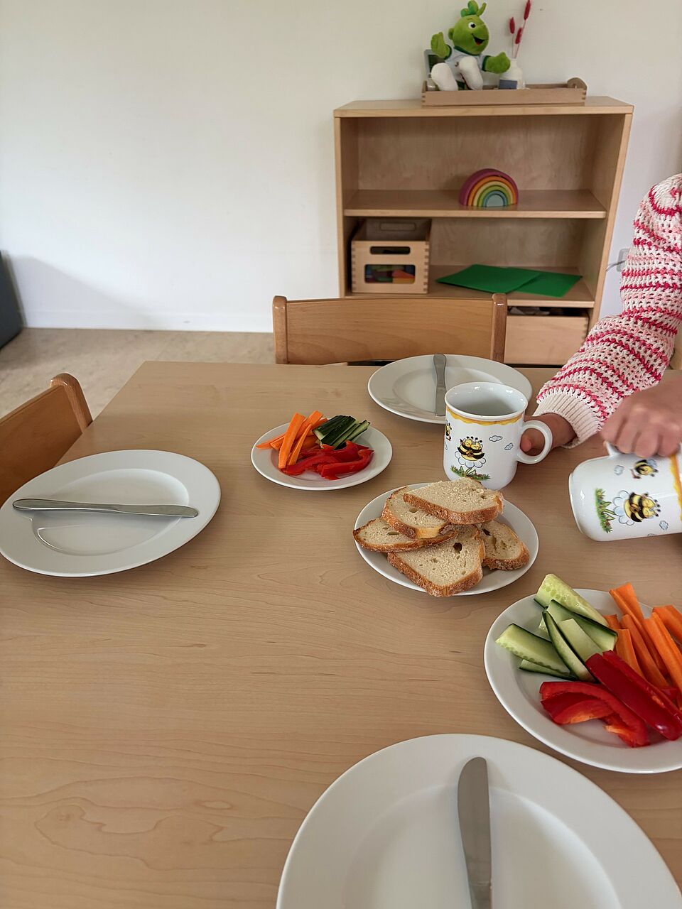 Jolinchen Präventionsprogramm zeigt Frühstückstisch mit gesundem Gemüse