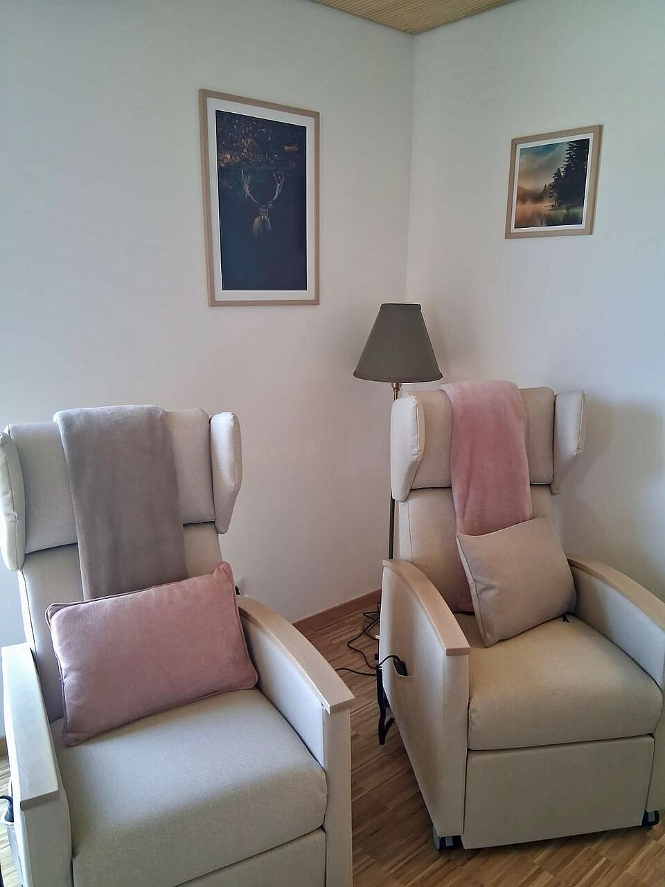 ESB_Tagespflege__Bild_Ruheraum Ruheraum der BRK Tagespflege Eschenbach, zwei cremefarbene Sessel sind zu sehen, dekoriert mit Kissen und einer Decke