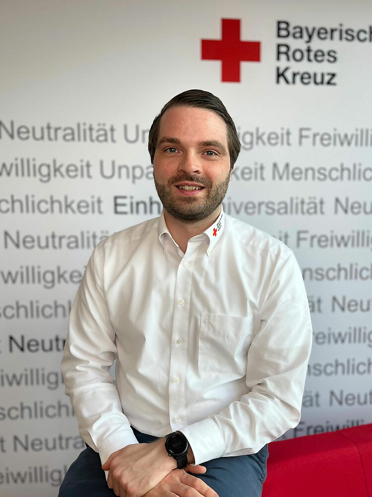 Portrait_Ott_Josef Zeigt Mitarbeitenden mit BRK Oberteil