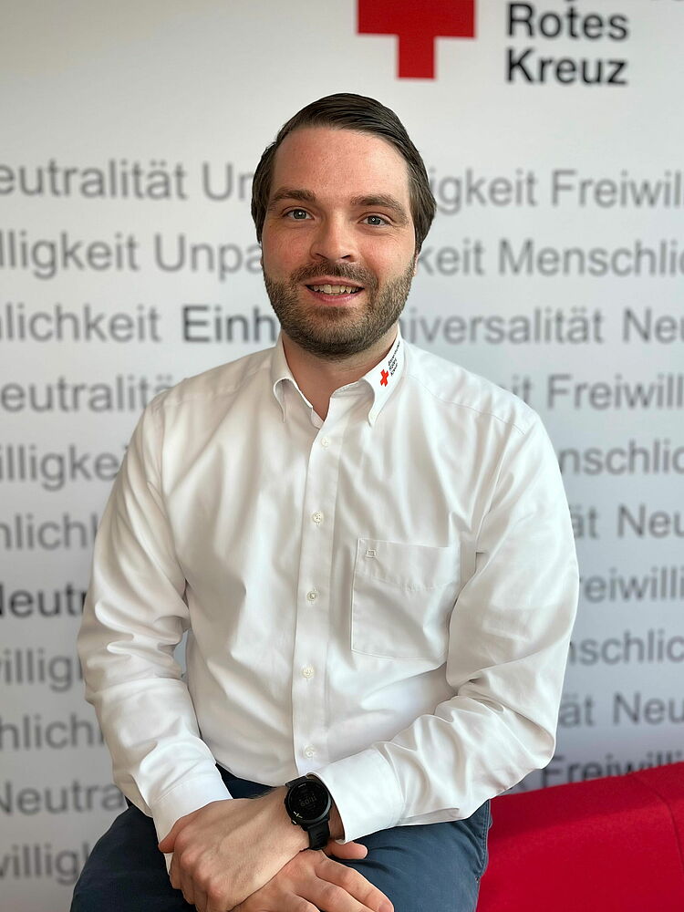 Zeigt Mitarbeitenden mit BRK Oberteil